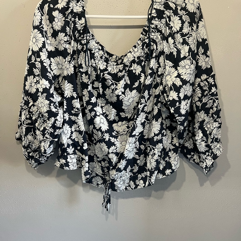 Lauren Conrad black & white floral blouse with tie detail. Size: XL #floral
